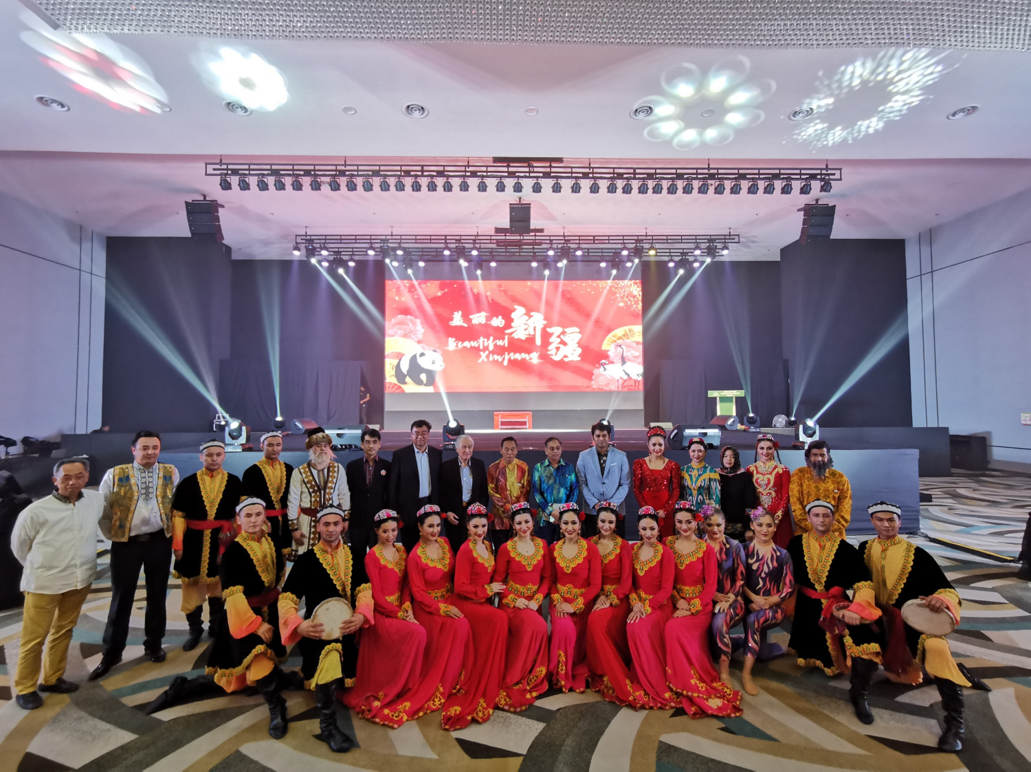 China’s Xinjiang Cultural Performances Enchant Malaysian Audience China’s Xinjiang Cultural Performances Enchant Malaysian Audience