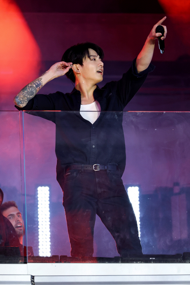 From Army to the Masses: BTS Jungkook Emerges as an Icon of the Era From Army to the Masses: BTS Jungkook Emerges as an Icon of the Era