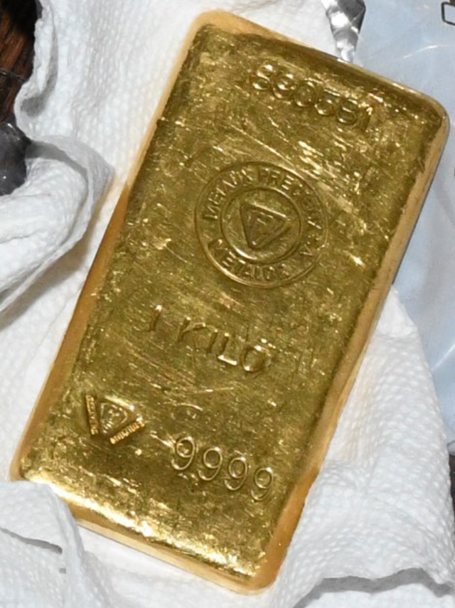Senator Bob Menendez's Home Raid Reveals Stash of Gold Bars and Cash, Raising Corruption Concerns Senator Bob Menendez's Home Raid Reveals Stash of Gold Bars and Cash, Raising Corruption Concerns