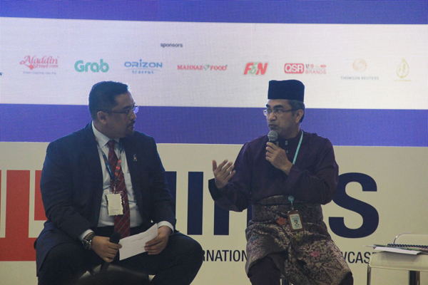 Dr. Azrul Anaz Mohd Any(Left), Director of Islamic Tourism Centre, and Datuk Musa Yusof(Right) at panel discussion