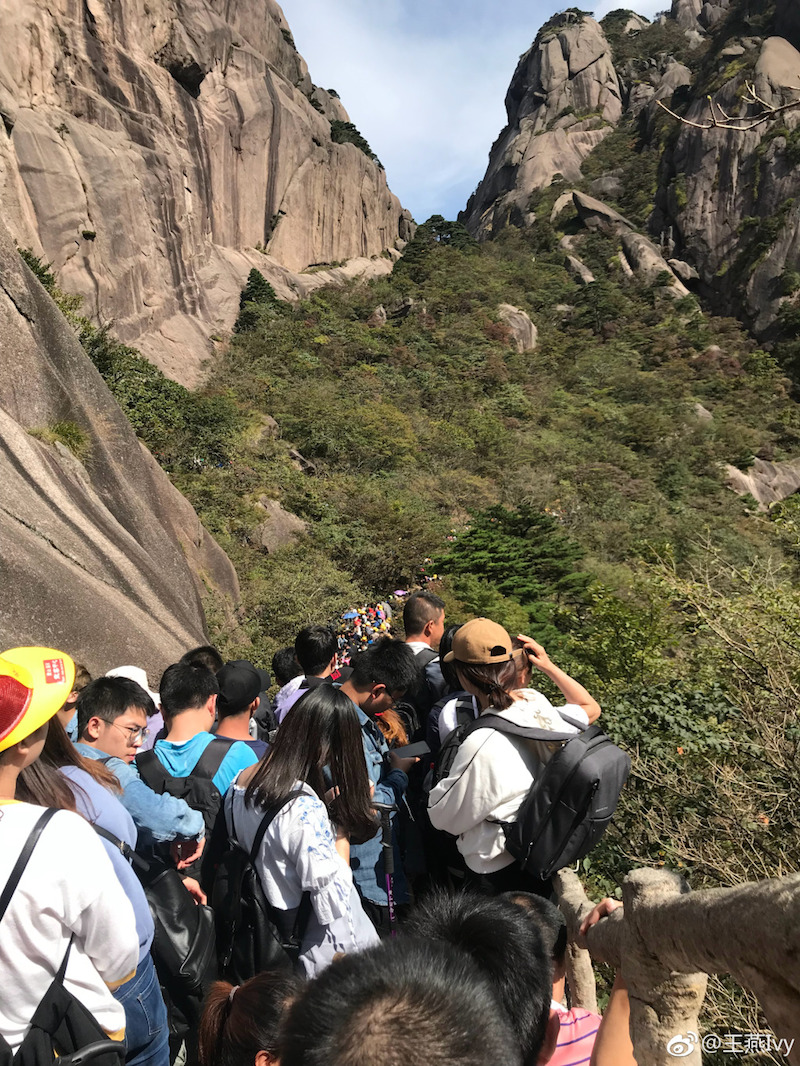 Tourists regretted to travel among China's National Golden Week Crowds